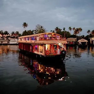  Botel Vaishnav Tours